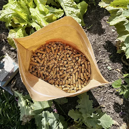 Orangen-Mulchpellets aus Orangenschalen und regionalem Nadelholz